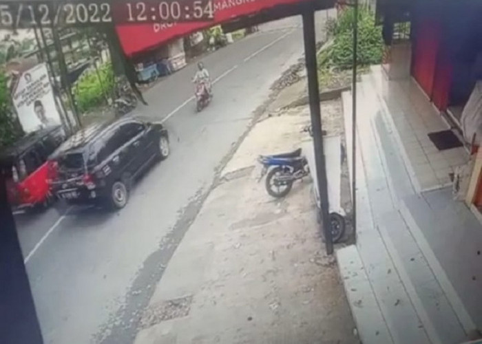 Heboh, Detik-detik Minibus Seruduk Motor di Mangkubumi, Videonya Menyebar di Jagad Maya 
