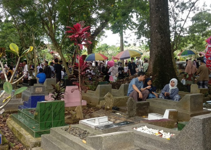 Hari Kedua Lebaran, Ini Alasan Warga Kota Tasik Ziarah ke Makam Kerabat dan Keluarga
