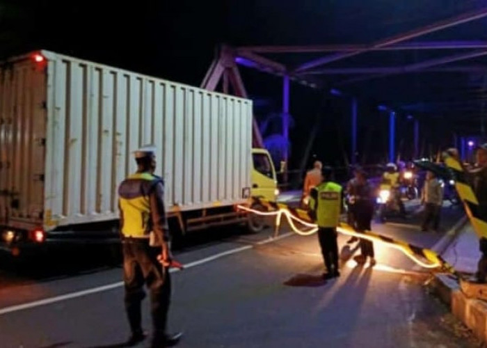 Mobil Boks Tabrak Portal Pembatas Ketinggian Jembatan Baru Kota Banjar