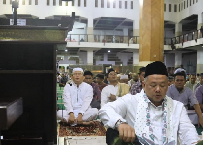 Shalat Tarawih Perdana di Masjid Agung Kota Tasik, Pj Wali Kota: Mari Berlomba-lomba Meraih Berkah Ramadan