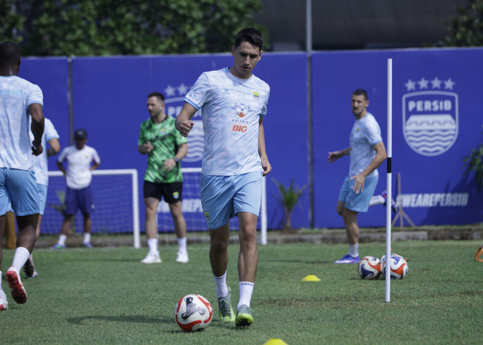 Kesan Luka Menalo Usai Latihan Perdana Bersama Persib, Kehadiran Ribuan Bobotoh: Pengalaman Tak Terlupakan
