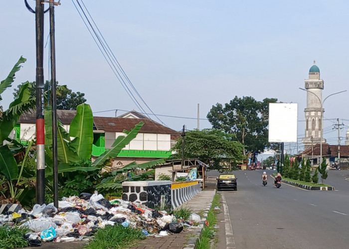Sampah Menumpuk di Jalan Pemda Tasikmalaya, Warga Resah dan Pemerintah Diminta Bertindak