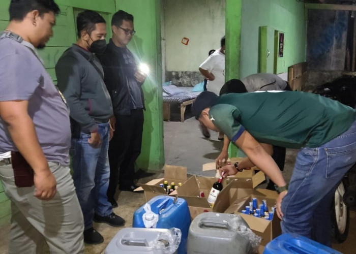 Polres Banjar Berhasil Menyita Puluhan Botol Miras dan 5 Jerigen Tuak di Belakang SPBU Terminal Banjar
