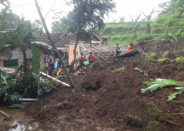 Kabupaten Tasikmalaya Diterjang Banjir dan Longsor, Puluhan Rumah Rusak hingga Warga Diungsikan 