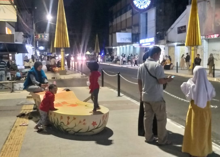 Mencoba Main Inline Skate Malam Hari di Semi Pedestrian HZ Mustofa, di Surabaya Satpol PP sambil Patroli