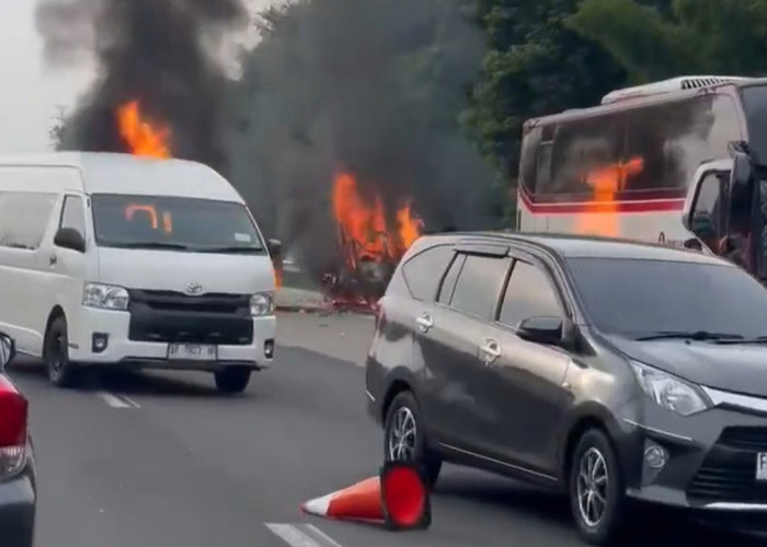 Kecelakaan Maut di Tol Cikampek, 3 Mobil Terbakar Setelah Bus Tabrak Grand Max hingga Penumpangnya Tewas
