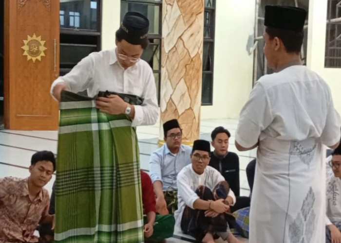 Santri Amanah Ajarkan Siswa Kanisius Kenakan Sarung di Kunjungan Ekskursi Agama