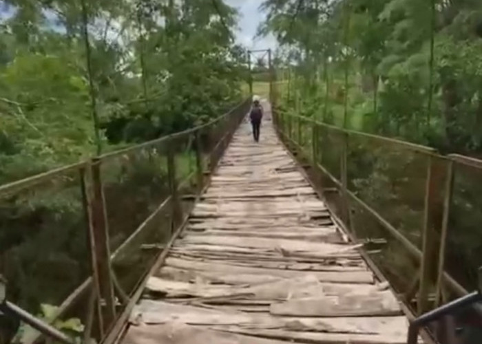 Jembatan Gantung di Cigugur Kabupaten Pangandaran Kondisinya Memprihatinkan