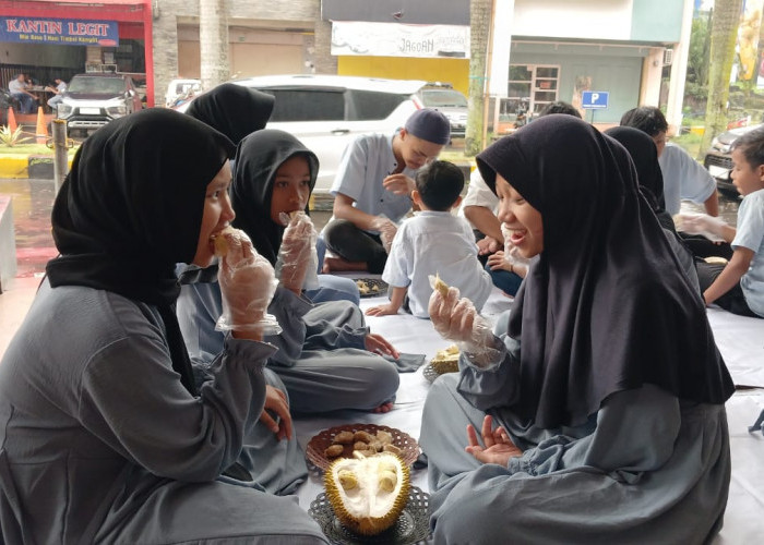 Kebahagiaan Anak Yatim ketika Isra Mi'raj, Menikmati Durian di Plaza Asia Tasikmalaya 