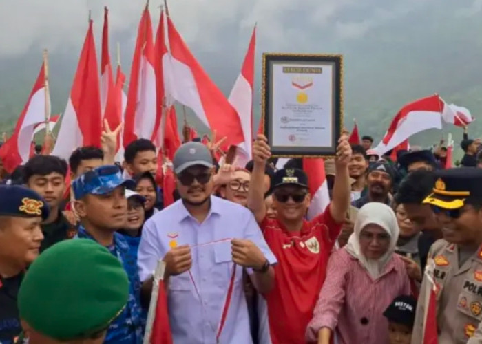Rekor MURI, 2.681 Bendera Merah Putih Berkibar di Kawah Galunggung