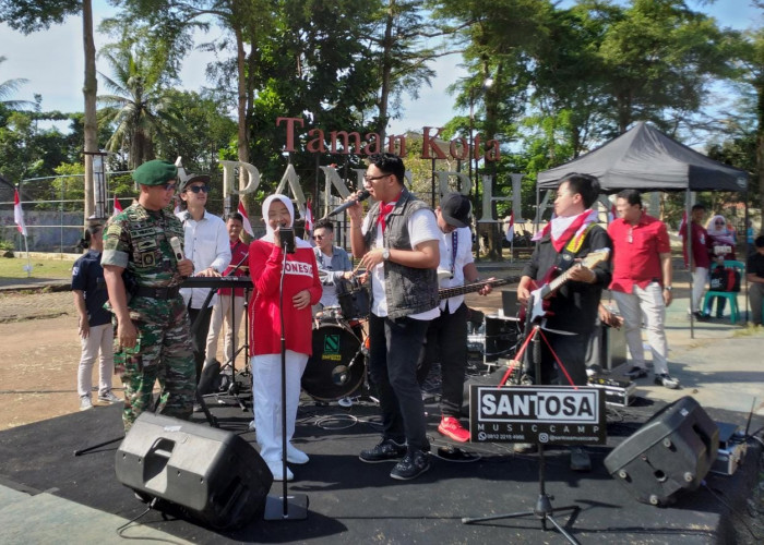 Wali Kota Banjar Duet dengan Danyonif Nyanyi Lagu Indonesia Pusaka, Usai Membagikan 10.000 Bendera Merah Putih
