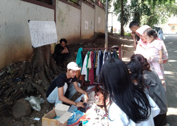 BERMULA dari Rasa Bosan, Mahasiswa Akhir Ini Adakan Kegiatan Thrifting Gratis di Kampus 1 UIN Bandung
