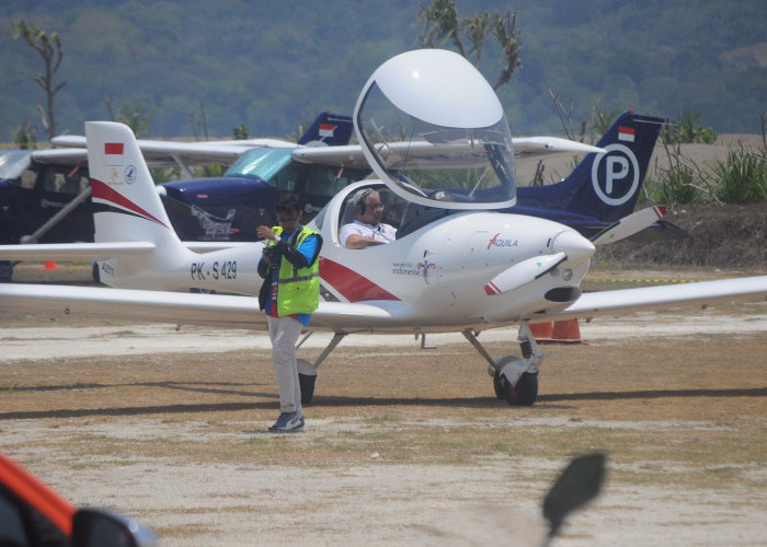 Warga Antusias Melihat Pesawat Terbang di Beach Strip saat Pangandaran Air Show