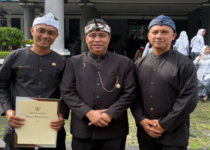 Mengabdi Lewat Lapangan: Perjalanan Julius dari Bantarkalong Menginspirasi Tasikmalaya di Hari Guru Nasional