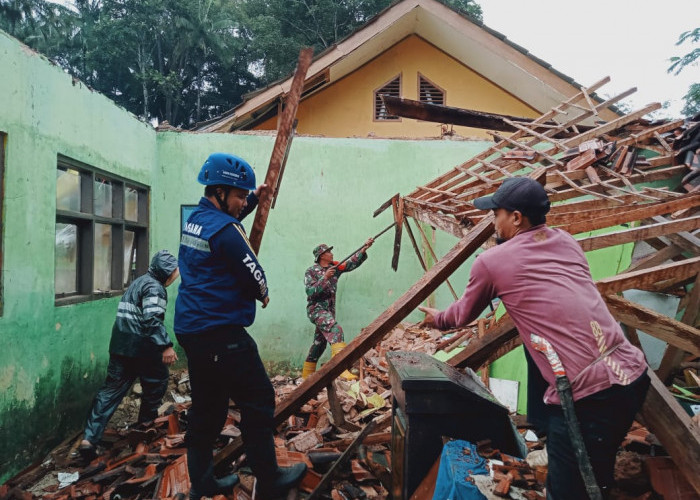 Bangunan SDN Denuh Kabupaten Tasikmalaya Ambruk setelah Diguyur Hujan