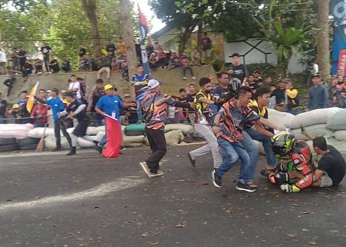 2 Pembalap Road Race Malah Bikin Heboh, Gegara Adu Jotos di Lintasan 
