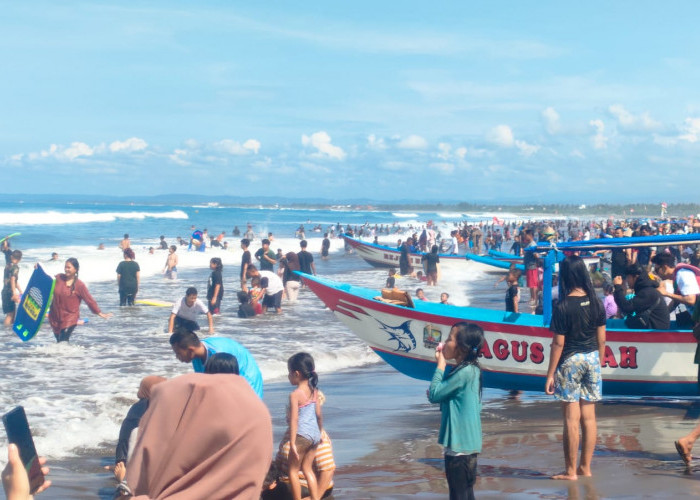 36 Ribu Wisatawan Kunjungi Pantai Pangandaran saat Hari Kedua Libur Lebaran 2024