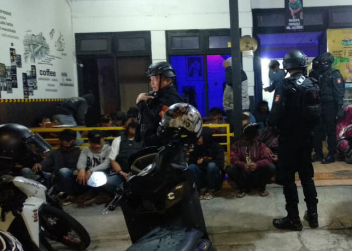 Pesta Minuman Keras di Sebuah Kedai Kopi Tasikmalaya Digerebek Polisi