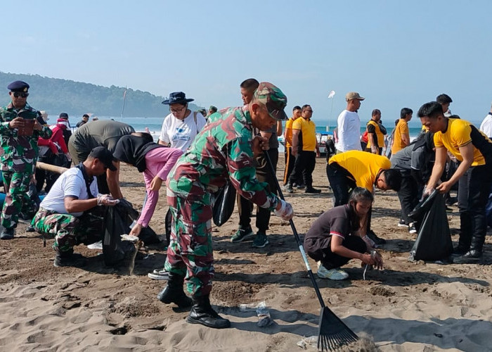 TNI, Masyarakat dan Kepolisian Gerak Bersama Bersihkan Pantai Pangandaran yang Kotor