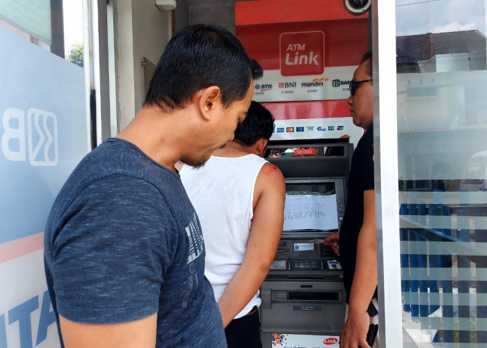 Detik-detik Pembobol Mesin ATM di Cibeureum Tasikmalaya, 1 Pelaku Tertangkap 1 Melarikan Diri