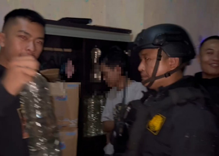 Polisi Gerebek Rumah di Kota Tasikmalaya, Temukan Minuman Keras di Bawah Tumpukan Baju