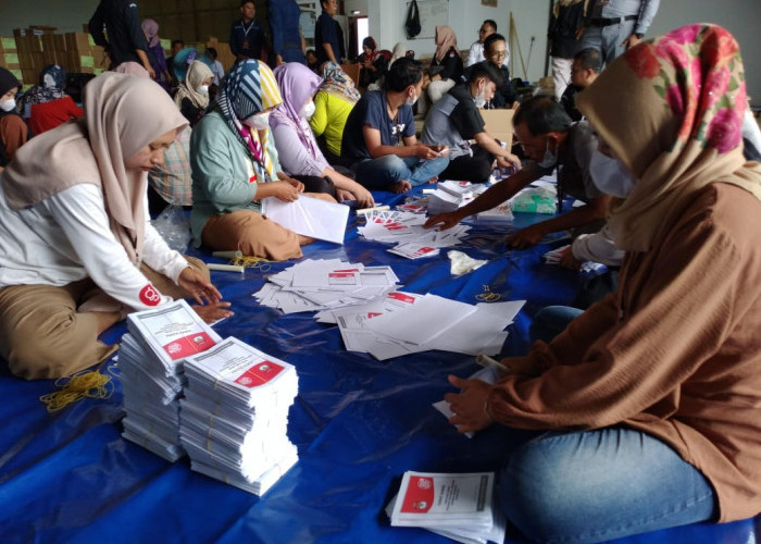 Petugas Sortir Temukan ini saat Lipat Surat Suara Pemilu di Gudang Logistik KPU Kota Banjar
