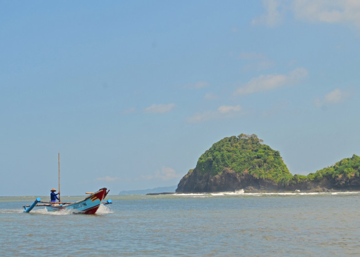 UNIK! Destinasi Wisata Pangandaran Berlatar Belakang Pulau Nusakambangan, Duh Bikin Penasaran