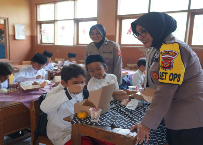 Makan Siang Bergizi: Polres Tasikmalaya Kota Tingkatkan Kesadaran Gizi Anak-anak