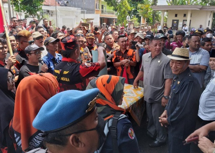 Massa Forum Rakyat Menggugat Bawa 4 Tuntutan, Mereka Mendatangi Kantor DPRD Kota Banjar 
