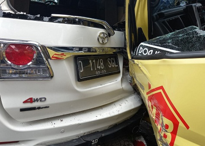 Penyebab Utama 7 Kendaraan Tabrakan Beruntun di Jalan RE Martadinata Tasikmalaya Masih Diselidiki