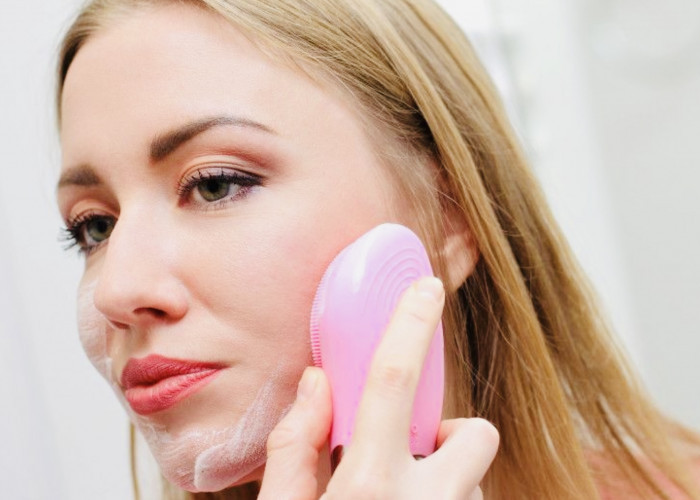 Tips Membersihkan Makeup Waterproof, Salah Satunya Gunakan Cleanser Berbahan Dasar Minyak 