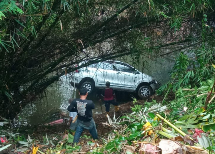 Lupa Pasang Rem Tangan, Minibus Masuk Sungai di Kawalu Kota Tasikmalaya