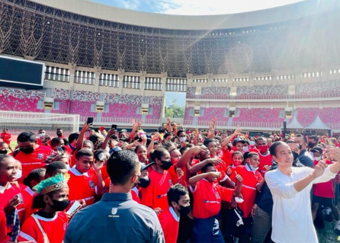 Presiden Sebut Ricky Kambuaya Saat Peresmian Papua Football Academy