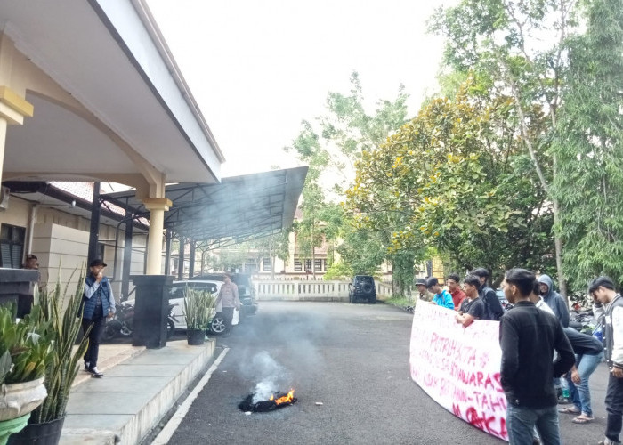 Unjuk Rasa di Kantor DPUTRLH Kabupaten Tasikmalaya, Mahasiswa Tuntut Pemerataan Perbaikan Jalan