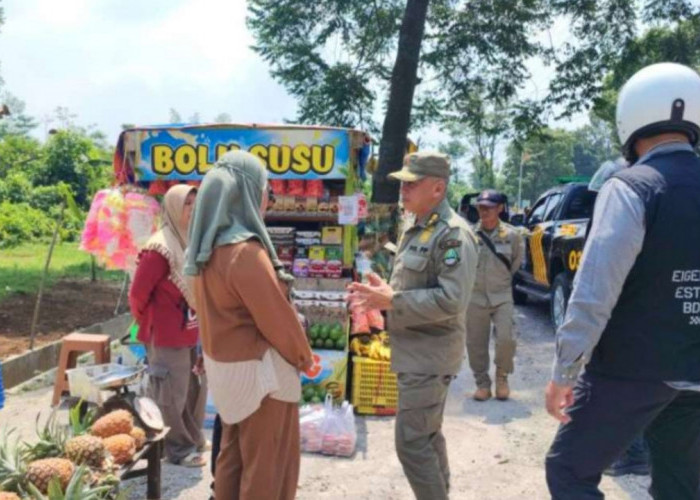 Satpol PP Jabar Tertibkan Pedagang di Jalur Ciater-Jalan Cagak, Lima Bangunan Liar Disegel