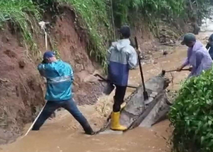 TPU Cikutra Ambrol, 2 Jenazah Dievakuasi, 18 Makan Dipindahkan, Banjir Jawa Barat