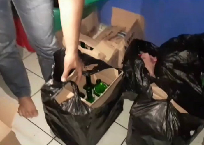 Sebuah Rumah Dekat Kantor Desa Dirazia Polisi Tasikmalaya, Ditemukan Ratusan Botol Minuman Keras