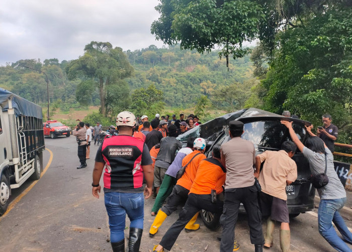 Dari 8 Penumpang, 3 Orang Luka Akibat Dua Unit Mobil Ringsek Terhantam Batu Longsor di Cadas Pangeran Sumedang