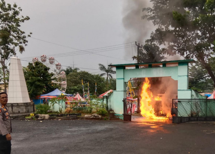 Mobil ASN Terbakar di Kantor Kecamatan Cikatomas Tasikmalaya, Korsleting Listrik Jadi 'Dalang Utama'