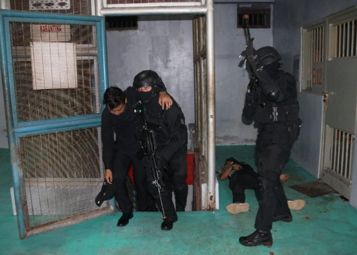 Tegang,Satuan Elit Brigif 13 Galuh dan Yonif Raider 323 BP Bebaskan Kalapas Banjar dari Sandera Teroris