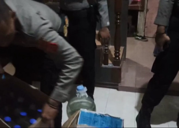 Polisi di Kota Tasikmalaya Gerebek Rumah yang Jual Botol Air Mineral Isi Minuman Keras Jenis Ciu