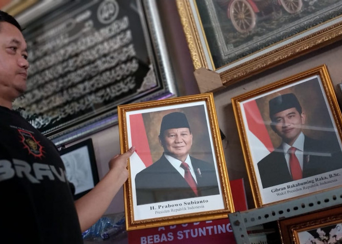 Pedagang Bingkai Foto Prabowo-Gibran di Tasikmalaya: Harapan di Balik Ketidakpastian