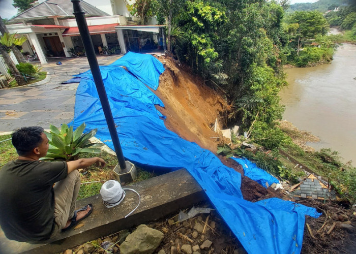 Longsor Gerus Area Parkiran Rumah di Tasikmalaya