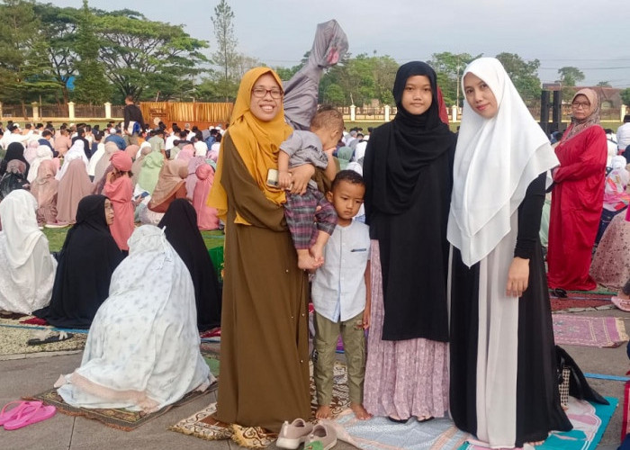 Bukan Muhammadiyah Para Ibu Ini Ikut Salat Idul Fitri di Lapang IPP Sumedang, Alasannya Ini