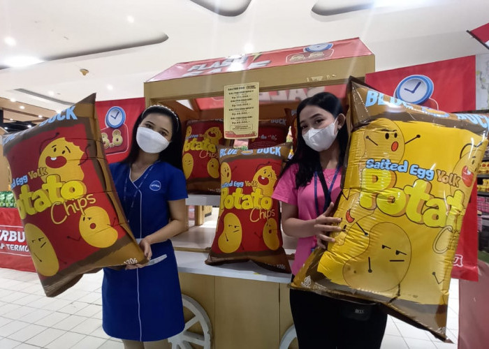 Potato Chips Raksasa Tak Sekadar Diserbu Pembeli, Kemasan Unik, Pengunjung Plaza Asia Asyik Swafoto  