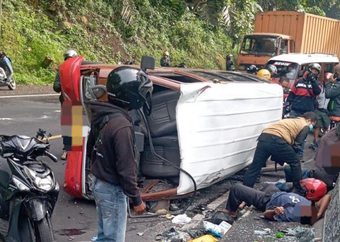 Kecelakaan Tragis di Jalan Cadas Pangeran: Angkot Terguling, Dua Pengendara Motor Tertabrak 