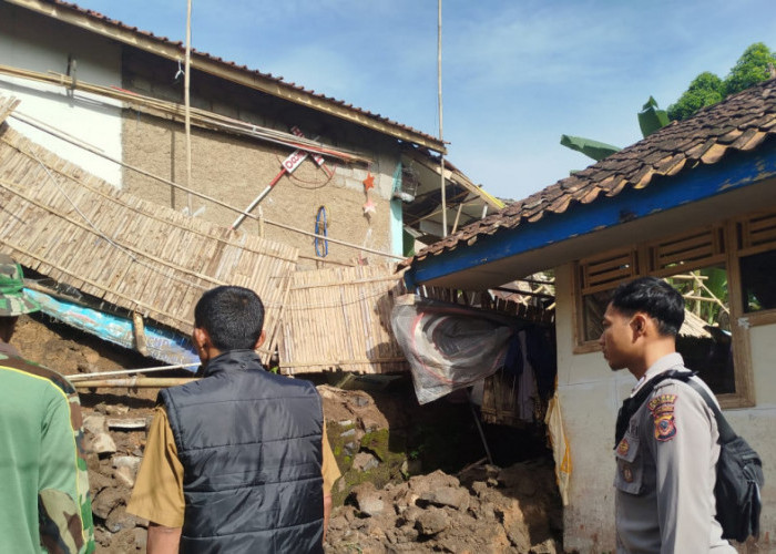 Longsor di Tanjungjaya Tasikmalaya Sebabkan Satu Rumah Warga Rusak Berat, Hujan Deras Jadi Pemicu