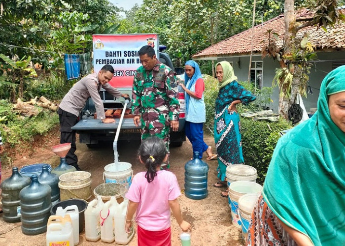 Polsek Cineam Distribusikan Air Bersih, Meski Tasikmalaya Tiap Sore Hujan