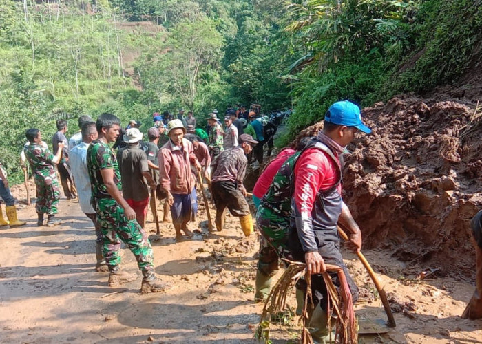 Longsor Tutup Jalan Penghubung Dua Desa di Cigalontang Kabupaten Tasikmalaya
