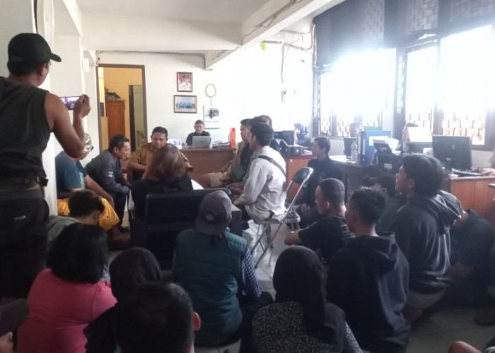 Pedagang Kaki Lima Geruduk Kantor UPTD Dadaha Kota Tasikmalaya Pertanyakan Keabsahan Berjualan 